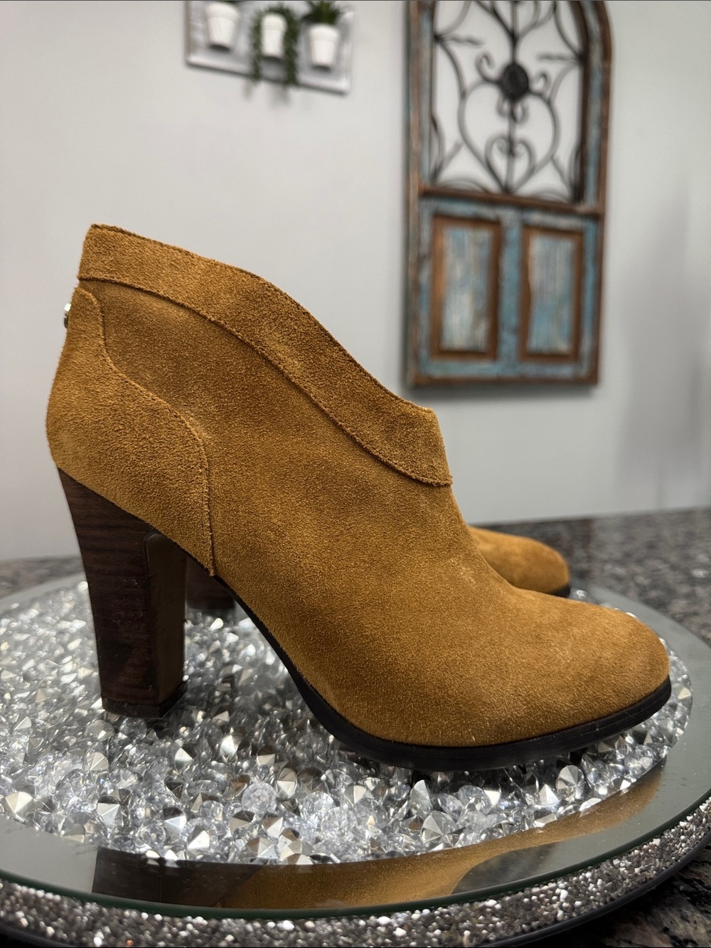 Crown Vintage cvivvy Suede Ankle Booties in Camel Brown